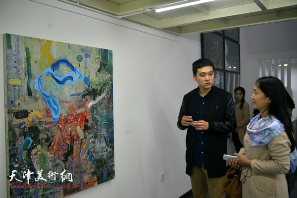 广廿又美术馆王振向杨岚介绍作品。