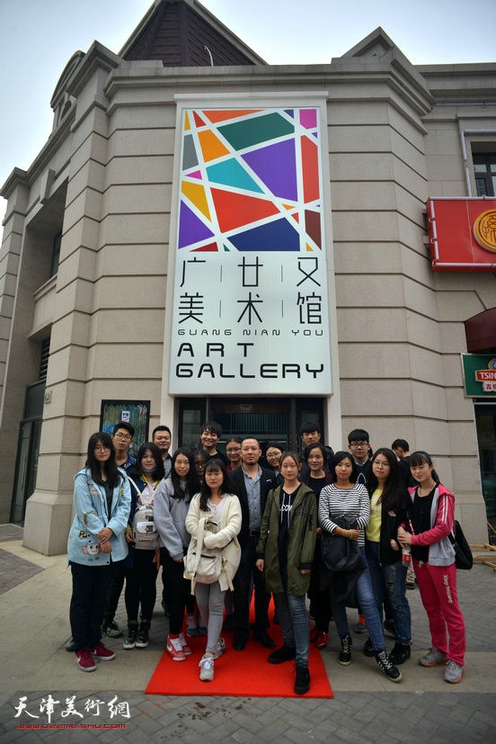 广廿又美术馆馆长徐振飞与志愿者在美术馆门前。