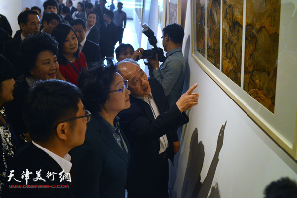王书平向李海峰、裘援平等介绍展品。