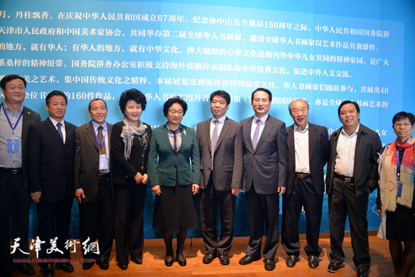 李海峰、裘援平、王宏江、刘长喜、王书平、李耀春与海外华人画家在画展现场。