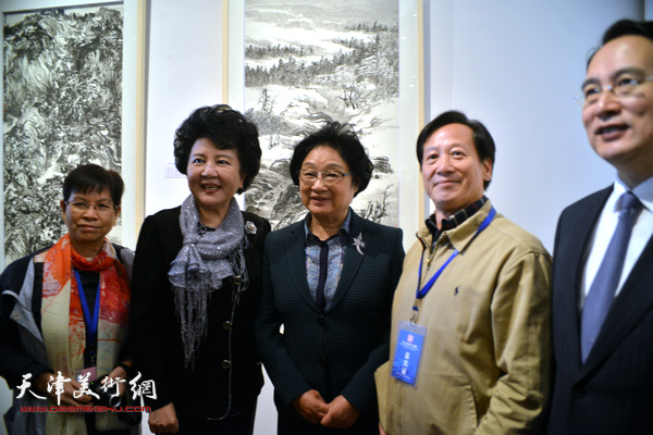 李海峰、裘援平、谭天星与海外华人画家在画展现场。