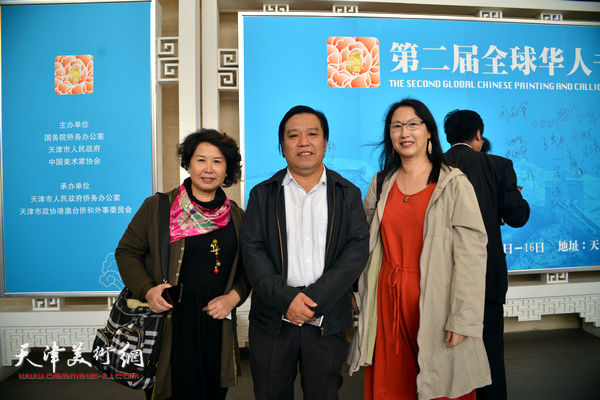 李耀春与于漍琴、乔鸿芝在画展现场。