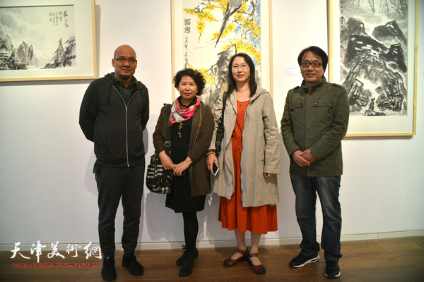 于漍琴、乔鸿芝、张晓彦、王凤立在画展现场。