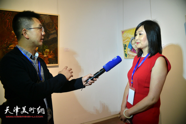 卡拉美在画展现场接受媒体采访。