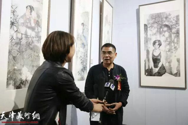 参展艺术家杨沛璋接受媒体采访