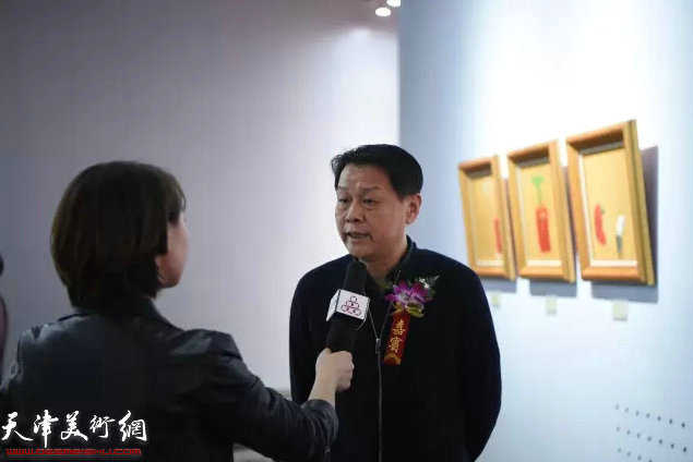 参展艺术家马元接受媒体采访