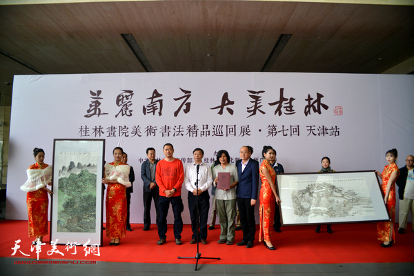 桂林画院向天津美术馆捐赠秦晖、韦丹意创作的国画作品。