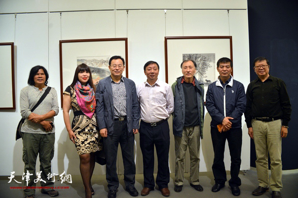 左起：韦丹意、肖冰、张桂元、龙建忠、韩昌力、范扬、萧珑在画展现场交流。