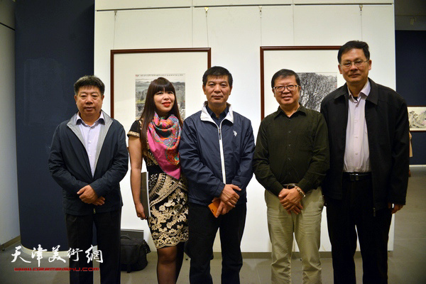 左起：张养峰、肖冰、范扬、萧珑、潘津生在画展现场交流。
