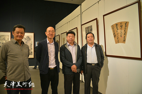 左起：白鹏、马驰、张养峰、李耀春在画展现场交流。