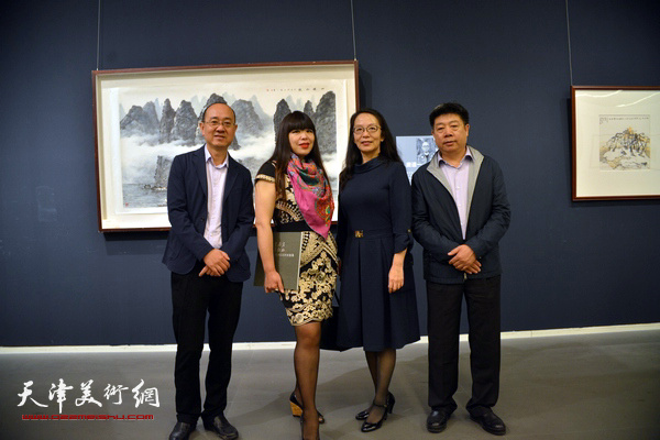 左起：马驰、肖冰、卢永琇、张养峰在画展现场。