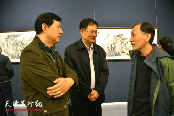韩昌力、潘津生、张福友在画展现场交流。