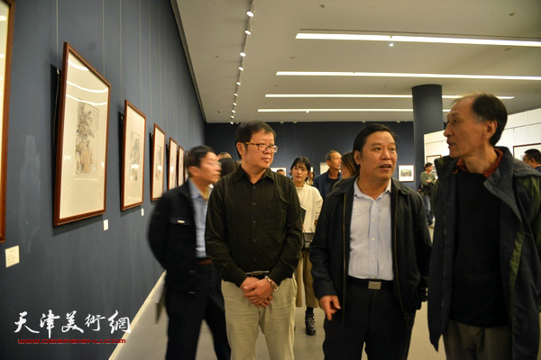 韩昌力、李耀春、萧珑观看展品。