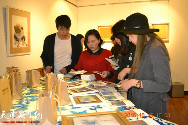 刘巍与来宾在观赏衍生品。