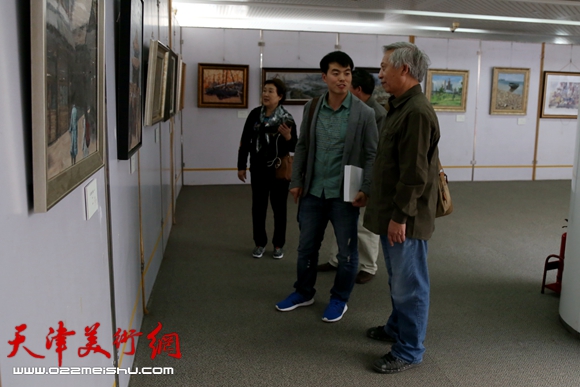 青年油画家龚旺寅与著名油画家曾抒嘉老师在一起