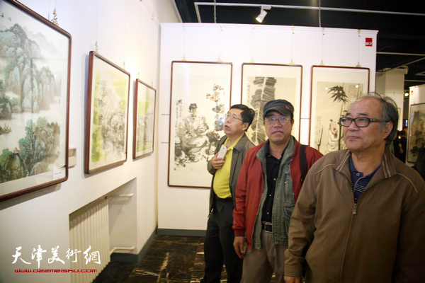 津门32国画名家精品展在天津日报美术馆开幕