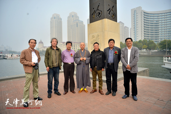 左起：马竞、张亚光、王学书、智如、载庸、郭鸿春、张佩刚在启动仪式上。