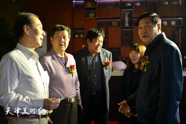 张金方、王学书、马竞、郭鸿春、陈子君在展览现场。