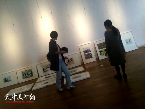 “行孝道 善家风”—中国·天津2016“西岸”剪纸艺术展布展。