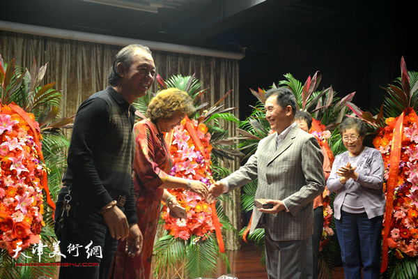 天津民协葫芦专业委员会副会长李新明到场祝贺。