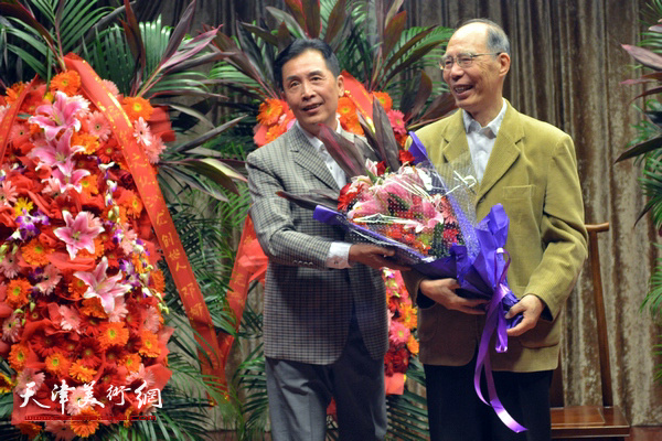 常诚将鲜花献给一向关心、支持民间工艺美术事业发展的崔锦先生。