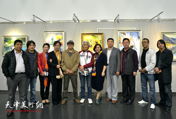 张明德与、郭书仁等来宾在画展现场。