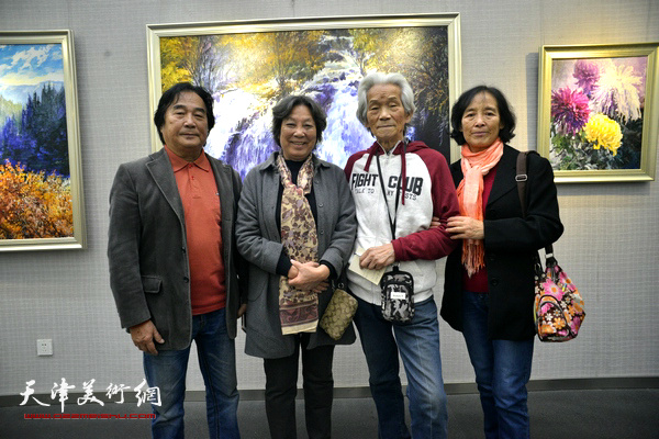 左起：陈重武、张振群、张明德、刘家翠在画展现场。