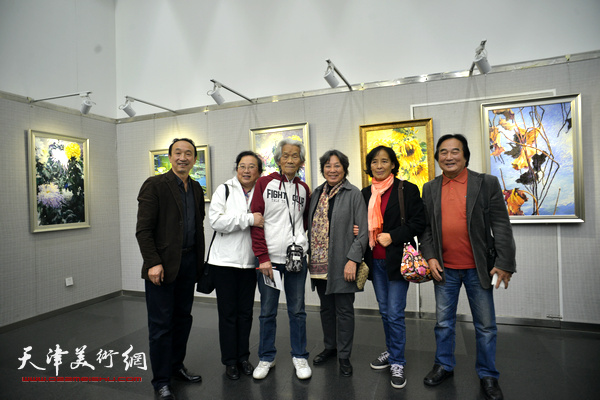 张明德与陈重武、张振群、刘家翠等来宾在画展现场。