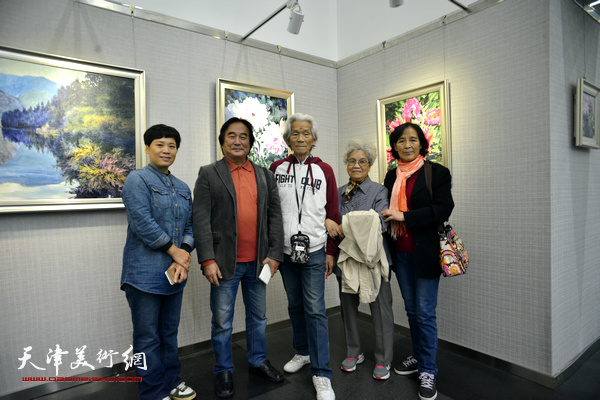 张明德与陈重武、刘家翠等来宾在画展现场。