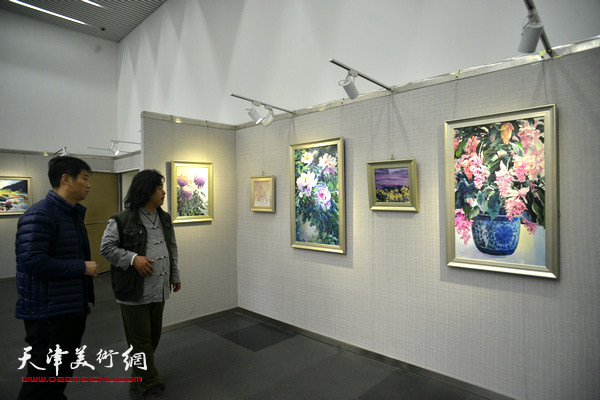 神州揽美·张明德油画作品展现场。