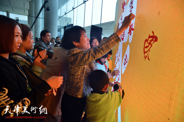 行孝道，善家风 天津“西岸”剪纸艺术展