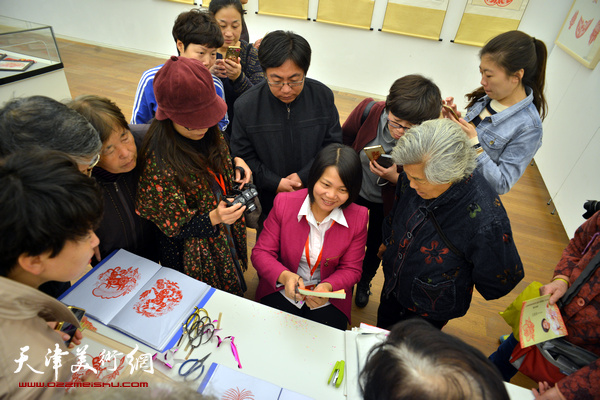 行孝道，善家风 天津“西岸”剪纸艺术展