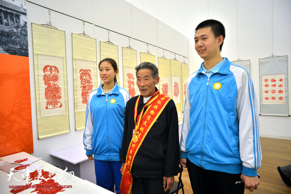 行孝道，善家风 天津“西岸”剪纸艺术展