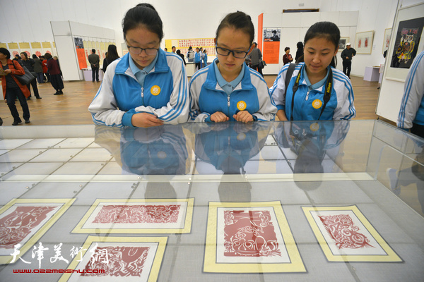 行孝道，善家风 天津“西岸”剪纸艺术展