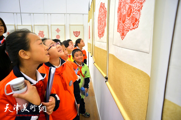 行孝道，善家风 天津“西岸”剪纸艺术展