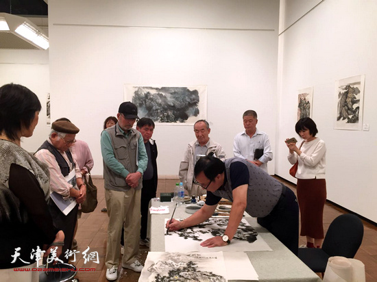 陈钢筑波美术馆“陈钢中国山水画展”现场。