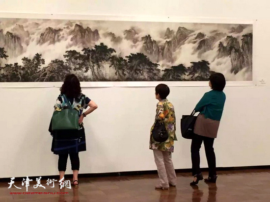 “陈钢中国山水画展”展出中。