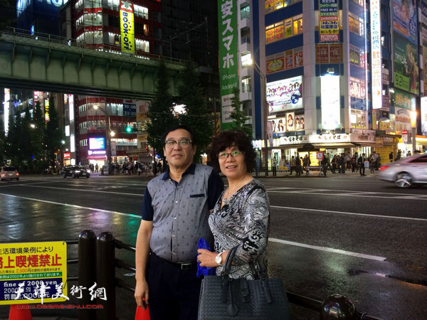 陈钢夫妇在日本筑波。