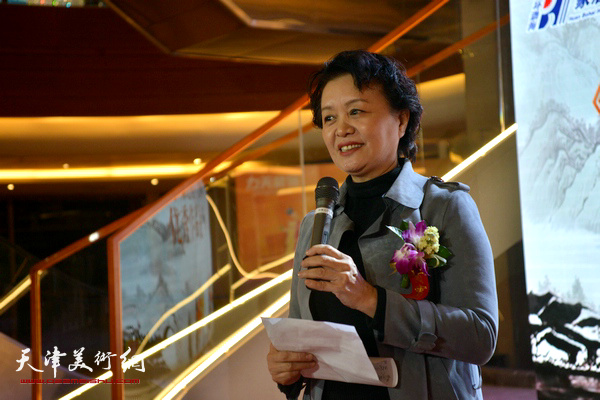 天津市政协书画艺术研究会书法艺术研究院副院长冼艳萍代表书画艺术家致辞。