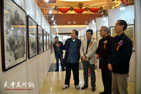 刘建华、杜仲华、刘家成、杨来春在观赏画作。