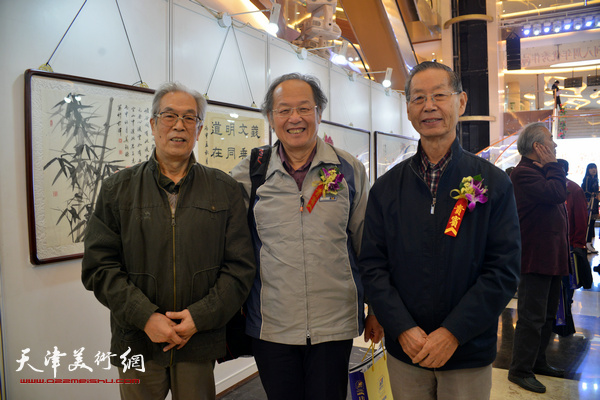 刘建华、姜钧杰、黄枕石在画展现场。