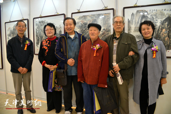 左起：刘建华、刘正、刘家诚、董方印、黄枕石、冼艳萍在画展现场。