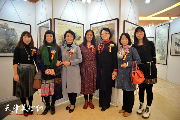 左起：陈子君、黄雅丽、冼艳萍、杨秀英、刘正、庄雪阳、刘睦南在画展现场。
