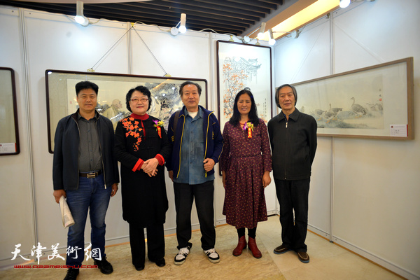 刘正、刘家城、王佩翔、杨秀英在画展现场。