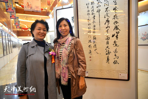冼艳萍与来宾在画展现场。