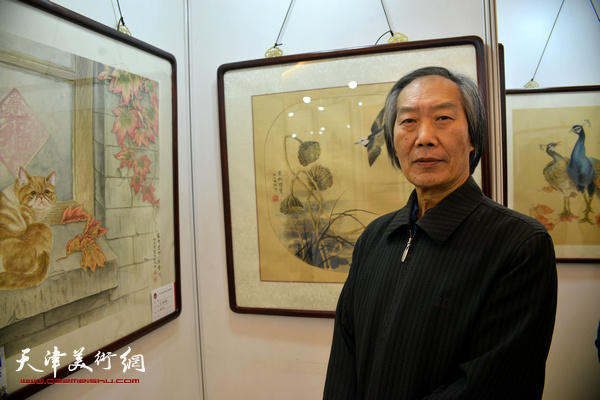 王佩翔在画展现场。
