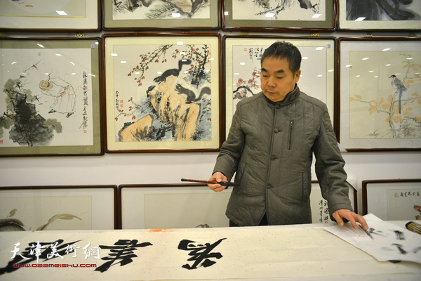 赵桂中在汲墨轩书画院雅集现场。