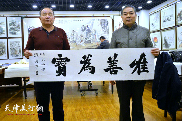 赵桂中、李建华在汲墨轩书画院雅集现场。
