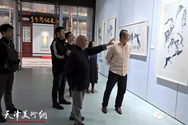 尹沧海教授及其学生参观李奇茂先生艺术馆