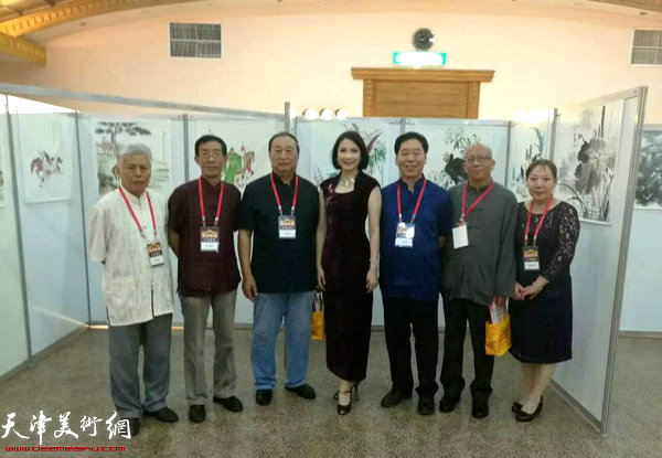 天津艺术家于环球小姐在画展现场。